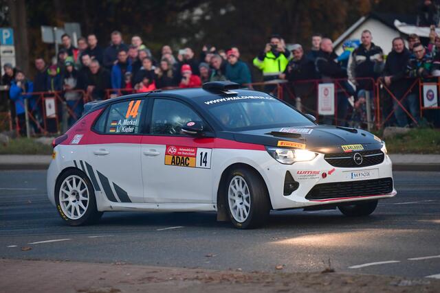 Alexander Merkel mit Beifahrerin Lisa Kiefer im Opel Corsa Rally4