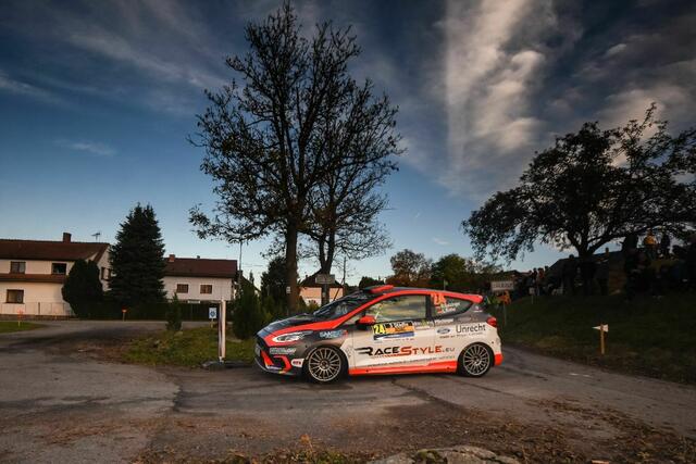 Pilot Raffael Sulzinger mit Beifahrerin Lisa Kiefer aus Speyer im Ford Fiesta
