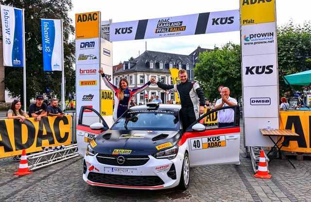 Lisa Kiefer und Alexander Merkel im Opel Corsa Rally4 im Ziel