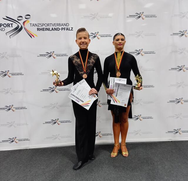 Andrea Ligia Costeniuc und Alexander Skrzypek strahlen | Foto: TSC Landau und privat Skrzypek