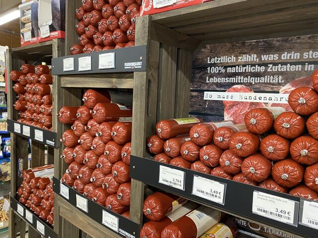 Eines von vielen Regalen, das Hunde-Herzen höher schlagen lässt | Foto: Claudia Bardon