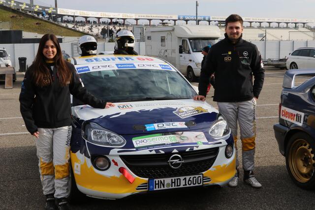 Lisa Kiefer und Dennis Härle neben dem Opel Adam Cup (Foto Thomas Haas)