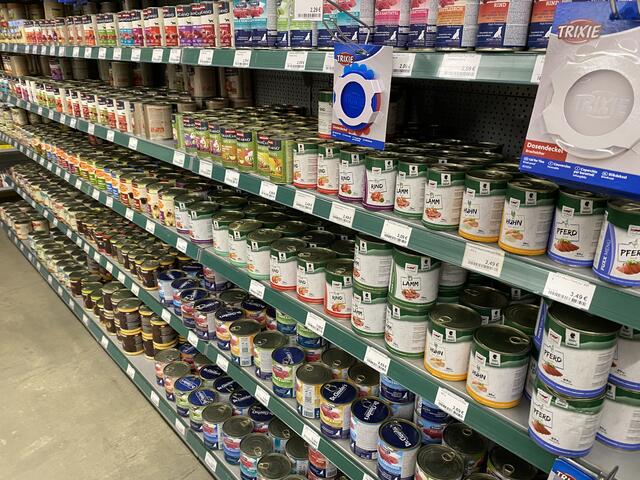 Von der Eigenmarke bis zu weiteren Futtermittelherstellern. Für jeden Hundegeschmack ist das passende Futter dabei. | Foto: Claudia Bardon