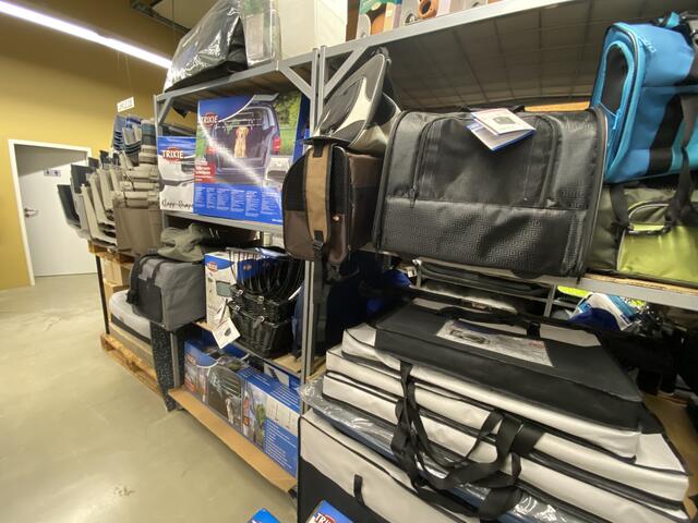 Darf es eine neue Hundetasche oder ein Hundekorb sein? | Foto: Claudia Bardon