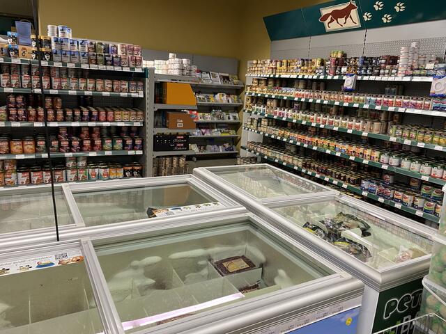 Die Auswahl von Hundefutter namhafter Hersteller ist groß.   | Foto: Claudia Bardon