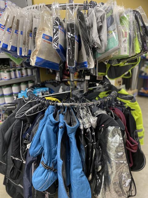 Regenjacken, Reflektorenjacken, Winter- und Übergangsjacken für Hunde | Foto: Claudia Bardon