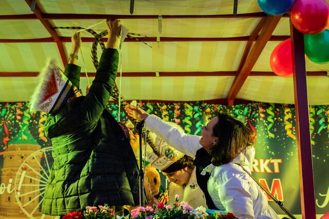 Ganz schön strecken musste sich Bürgermeister Michael Grötsch, als er Stadtprinzessin Daniela II. das Lebkurchenherz umhängen wollte. Christine Igel, Geschäftsführerin der Event &amp; Promotion Mannheim GmbH ist gerne behilflich. | Foto: Christian Gaier
