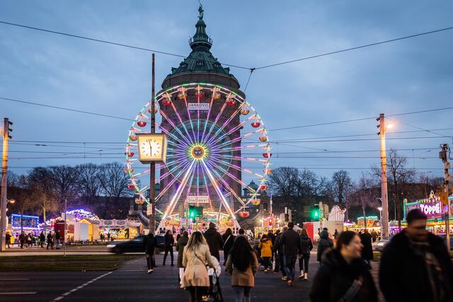 Der Mannheimer Wasserturm ist auch in der närrischen Jahreszeit ein Publikumsmagnet. | Foto: Christian Gaier