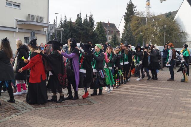 Ein Muss beim Altweiberfasching: Die Polonaise | Foto: Stephanie Walter