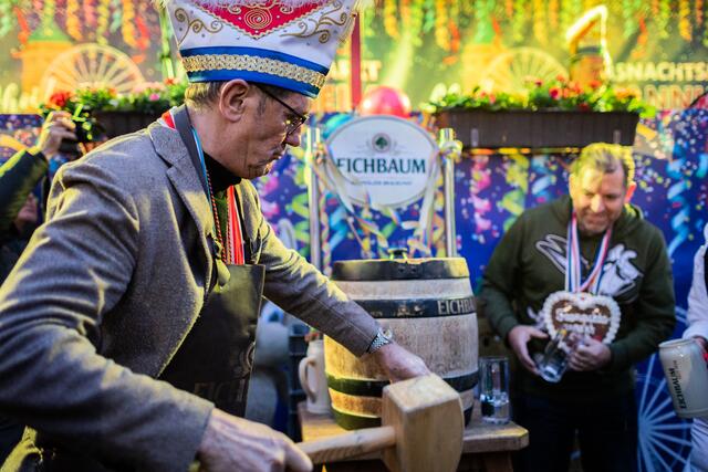 Bürgermeister Michael Grötsch nimmt Maß beim Faßbieranstich. | Foto: Christian Gaier