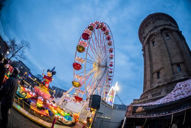 Karussell, Riesenrad und Wasserturm.  | Foto: Christian Gaier