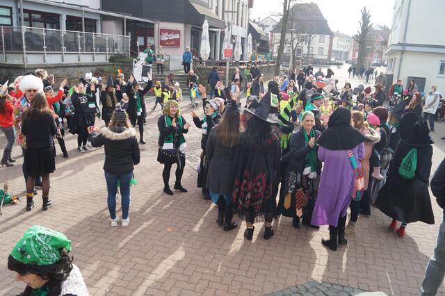 Gemeinsames Feiern vor dem Ramsteiner Rathaus | Foto: Stephanie Walter