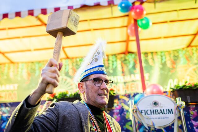 Bürgermeister Michael Grötsch zeigt der Narrenschar, wo der Hammer hängt. | Foto: Christian Gaier