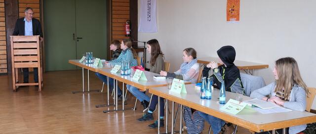 Landrat Dietmar Seefeldt wünschte den sechs Schülerinnen und Schülern viel Glück | Foto: KV SÜW