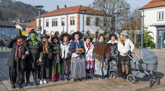 Die Hexen des CUVL auf ihrem Weg zum Rathaus | Foto: Frank Schäfer