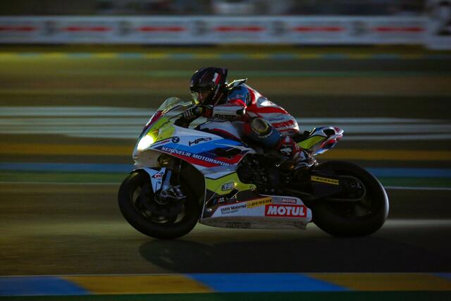 Fahren im Renntempo auch in der Nacht - das macht die Faszination der Langstrecke aus.
Bild: Reuschel ( moto-foto )