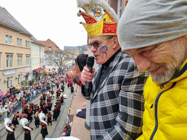 Moderierten den Umzug auf dem Rathausbalkon: Gerhard Holzwarth und Roland Laue  | Foto: www.jowapress.de