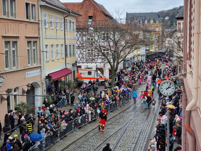 Schon kurz vor dem Umzug waren die Straßen von den vielen Besucherinnen und Besuchen gut gesäumt | Foto: www.jowapress.de