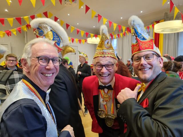 Mit Spaß im Rathaus: Thomas Rößler, Leiter der Hauptverwaltung im Durlacher Rathaus, der den GroKaGe-Jahresorden erhielt, Karlsruhes Fastnachts-Chef Michael Maier, und Torsten Holzwarth vom Organisationskomitee Durlacher Fastnacht (OKDF) | Foto: www.jowapress.de