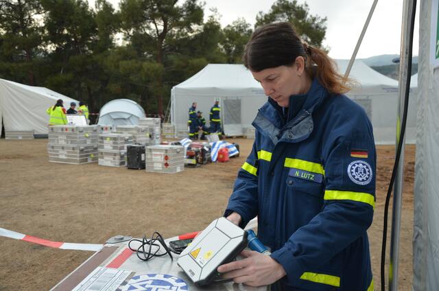 Nicole Lutz installiert alternative Kommunikationsverbindungen zu den ausgefallenen Mobilfunknetzen.
 | Foto: THW