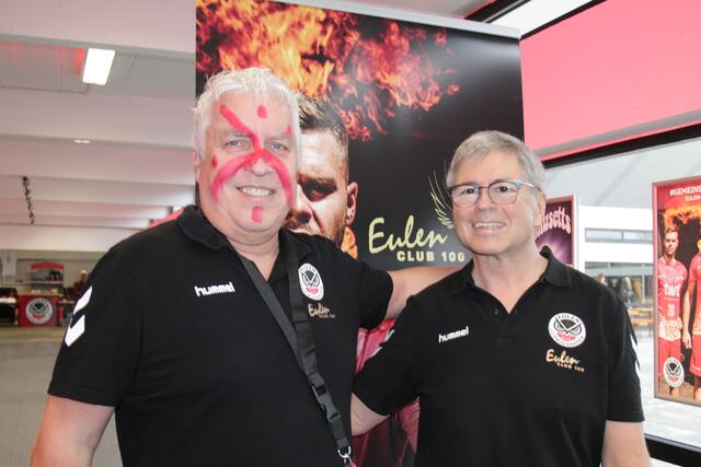 Der Eulen-Club 100-Vorsitzende Dieter Mayer (rechts) (Foto Michael Sonnick)