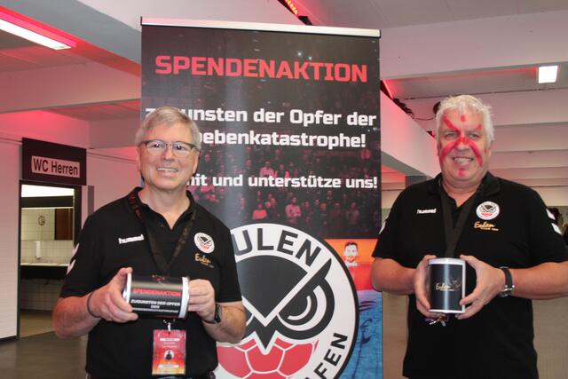 Der Eulen-Club 100-Vorsitzende Dieter Mayer (links) (Foto Michael Sonnick)