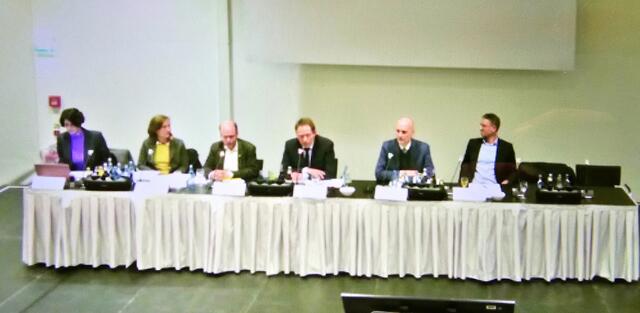 Online konnte man die Sitzung verfolgen und mitdiskutieren - die Stadtspitze versuchte sich den Fragen der Bürger zu stellen | Foto: Gisela Böhmer