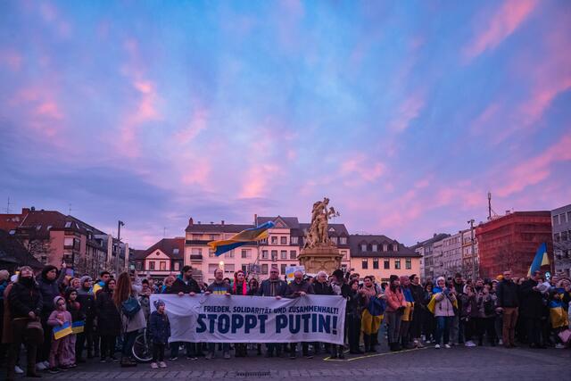 Rund 1000 Menschen hatten sich auf dem Mannheimer Marktplatz versammelt. | Foto: Christian Gaier