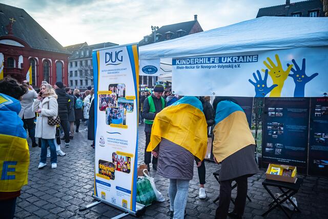 Wohltätigkeitsorganisationen wie die Kinderhilfe Ukraine und die Deutsch-Ukrainische Gesellschaft informierten über ihre Arbeit.  | Foto: Christian Gaier