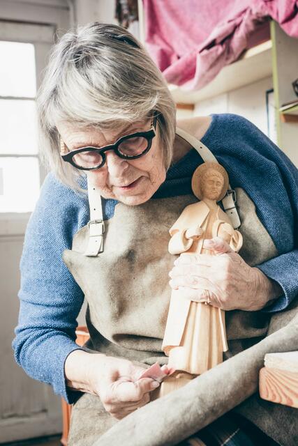 Renate Schmitz' Leidenschaft galt lange der Holzbildhauerei, aber aus Platzgründen arbeitet sie inzwischen kleiner | Foto: Cornelia Bauer