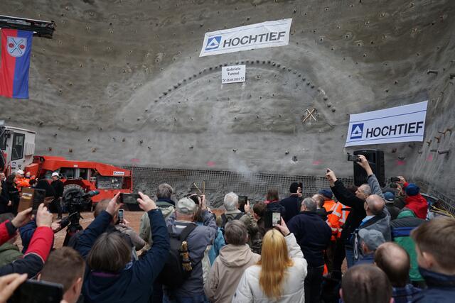 Millimeter für Millimeter dringt die Walze zum Tunnel-Durchschlag durch | Foto: Wochenblatt-Reporter Stephen Wüstenberg