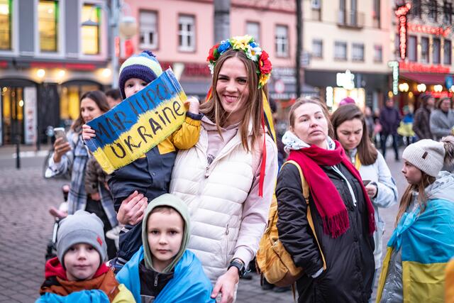 Erinnerung an die fast zerstörte Stadt Mariupol, die jetzt in russischer Hand ist.  | Foto: Christian Gaier