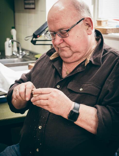 Günther Fleischmann kommt seit fast sechs Jahren zum Schnitzen in die Hobbywerkstatt - und sucht neue Mitstreiter. Auch für die anderen Werkstätten in der Mönchsgasse. | Foto: Cornelia Bauer