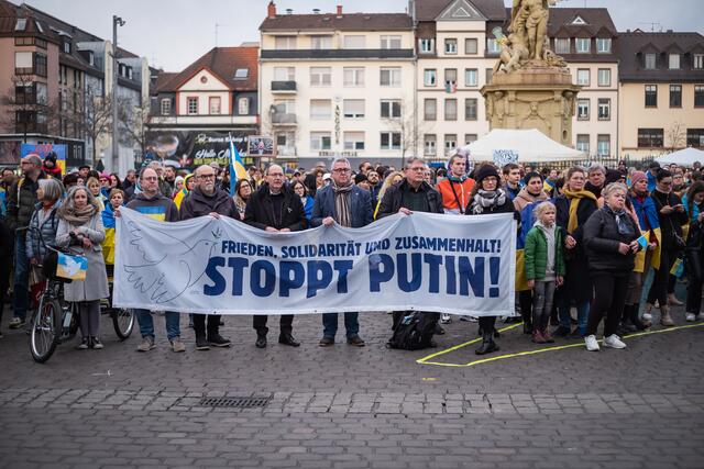 An der Kundgebung nahmen neben Stadträten auch die Mannheimer Oberbürgermeisterkandiaten Christian Specht, Thorsten Riehle und Raymond Fojkar teil.  | Foto: Christian Gaier 