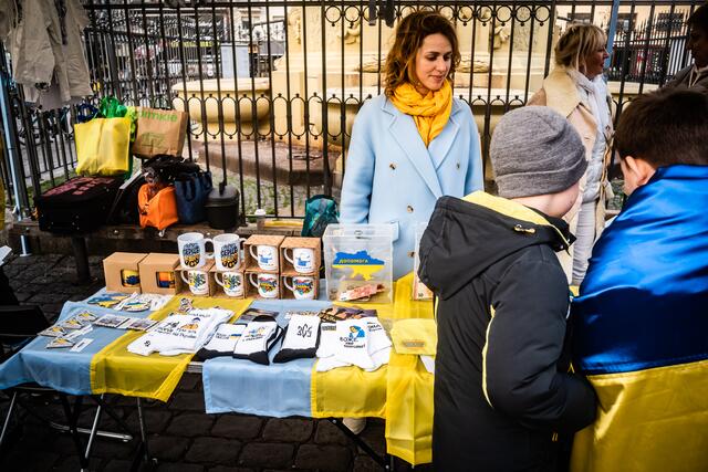 Der Verkauf von Merchandisingartikeln dient der Finanzierung von Hilfsgütern und anderen helfenden Maßnahmen.  | Foto: Christian Gaier 