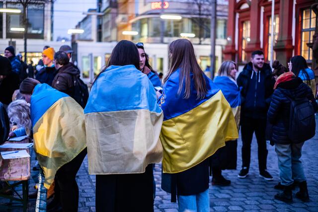 Die ukrainische Flagge war eine schützende Hülle.  | Foto: Christian Gaier