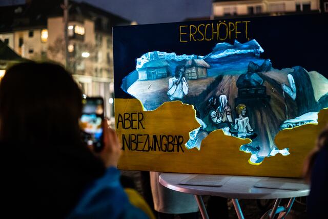 Eine Ausstellung ausdrucksstarker Bilder begleitete die Kundgebung.  | Foto: Christian Gaier