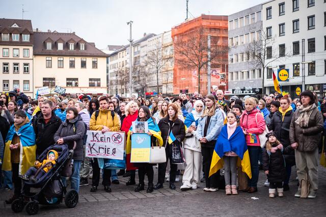 Mit Transparenten brachten Teilnehmer der Kundgebung ihre Ablehnung des Krieges zum Ausdruck.  | Foto: Christian Gaier 