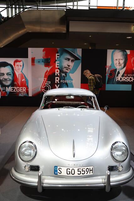 Porsche feierte sein Firmenjubiläum mit 2 exclusiv bestückten Präsentationsflächen auf der Retro Classic.
Bild: Reuschel (moto-foto)  
