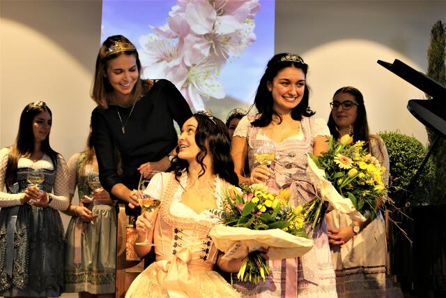  Gekrönte Häupter: Die Pfälzische Weinkönigin Lea Bassler, die neue Mandelblütenprinzessin Erva Satun und die neue Madnelblütenlönigin Melanie Schmidt. | Foto: markus Pacher