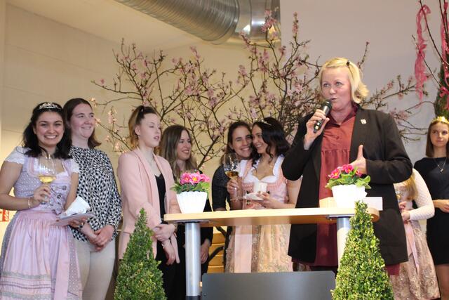 „Die wird richtig gut, die hat Schmackes“, prophezeite Ortvorsteherin Claudia Albrecht der neuen Mandelblütenprinzessin Erva Satun. | Foto: markus Pacher