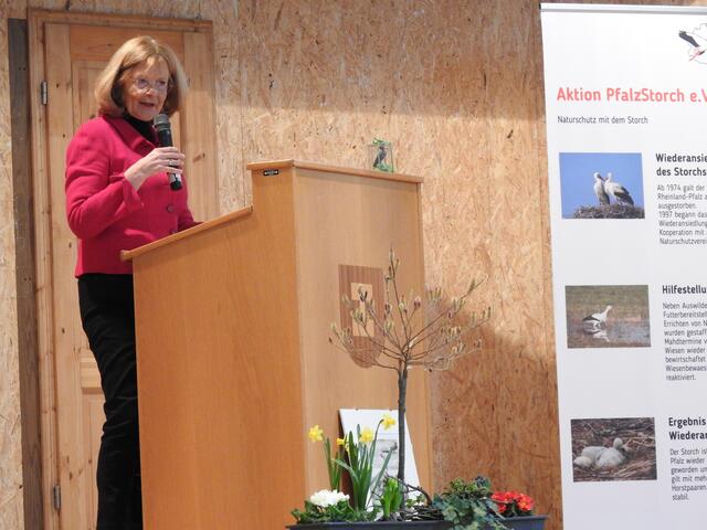 Laudatorin Theresia Riedmaier verdeutlichte, wie tiefgreifend das Engagement von Werner Kern war und bis heute ist. | Foto: Aktion PfalzStorch