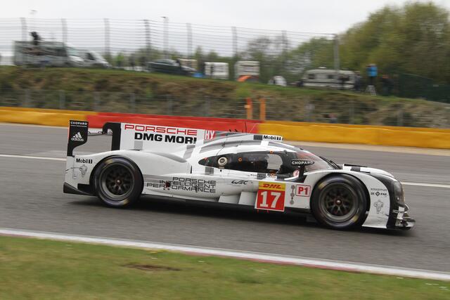 Porsche, hier das Siegerfahrzeug der 24 Stunden von Le Mans 2015, der Typ 919 Hybrid, fährt wieder in die WEC mit. 
Bild: Reuschel ( moto-foto ) 