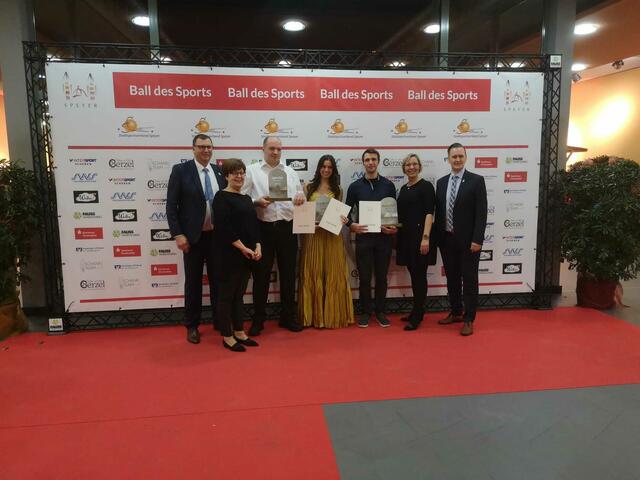 Die Gewinner (in der Mitte) der Sportlerwahl in Speyer 2022 (Foto Maximilian Kiefer)