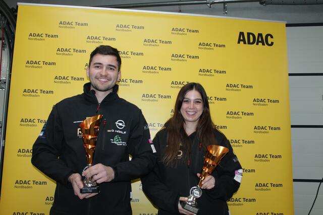 Dennis Härle und Lisa Kiefer bei der Ehrung zum Klassensieg auf dem Hockenheimring (Foto Thomas Haas)