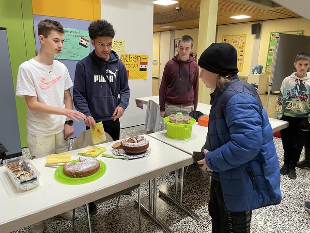 Schüler der 8b verkaufen Kuchen. | Foto: Weiler