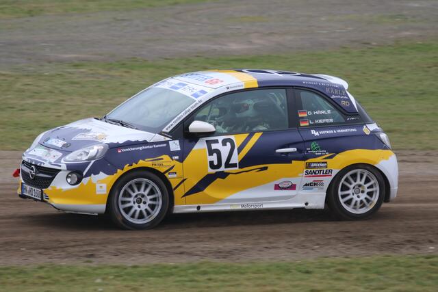 Dennis Härle und Lisa Kiefer im Opel (Foto Thomas Haas)