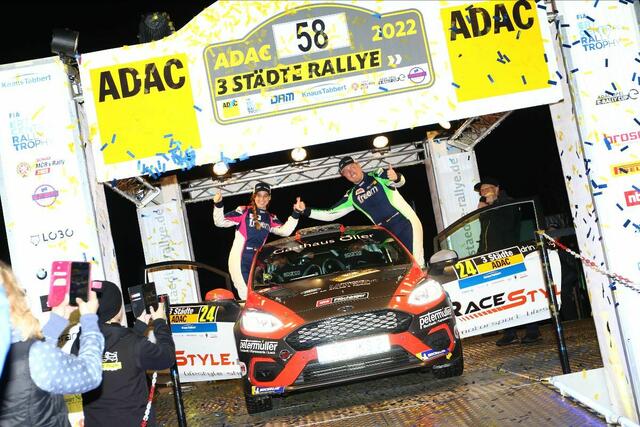 Beifahrerin Lisa Kiefer mit ihrem Freund Raffael Sulzinger im Ziel bei der 3-Städte-Rallye