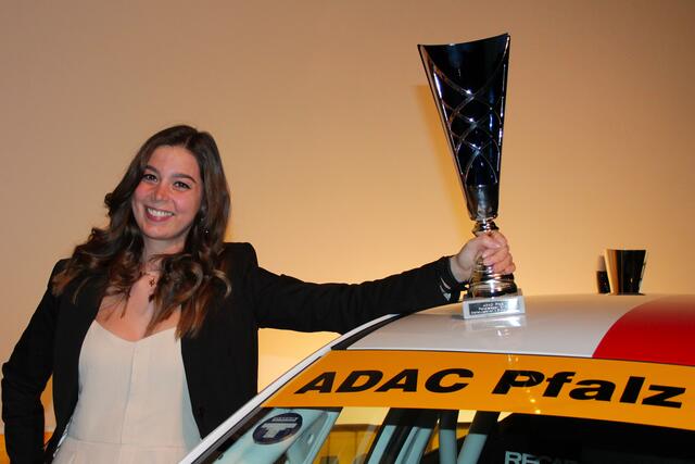 Lisa Kiefer bei der Auszeichnung zur Pfalzsportlerin vom ADAC Pfalz (Foto Michael Sonnick)