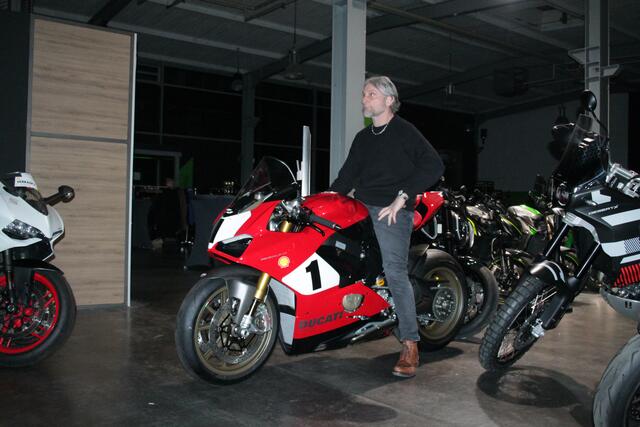 Carl Fogarty auf der Ducati (Foto Michael Sonnick)